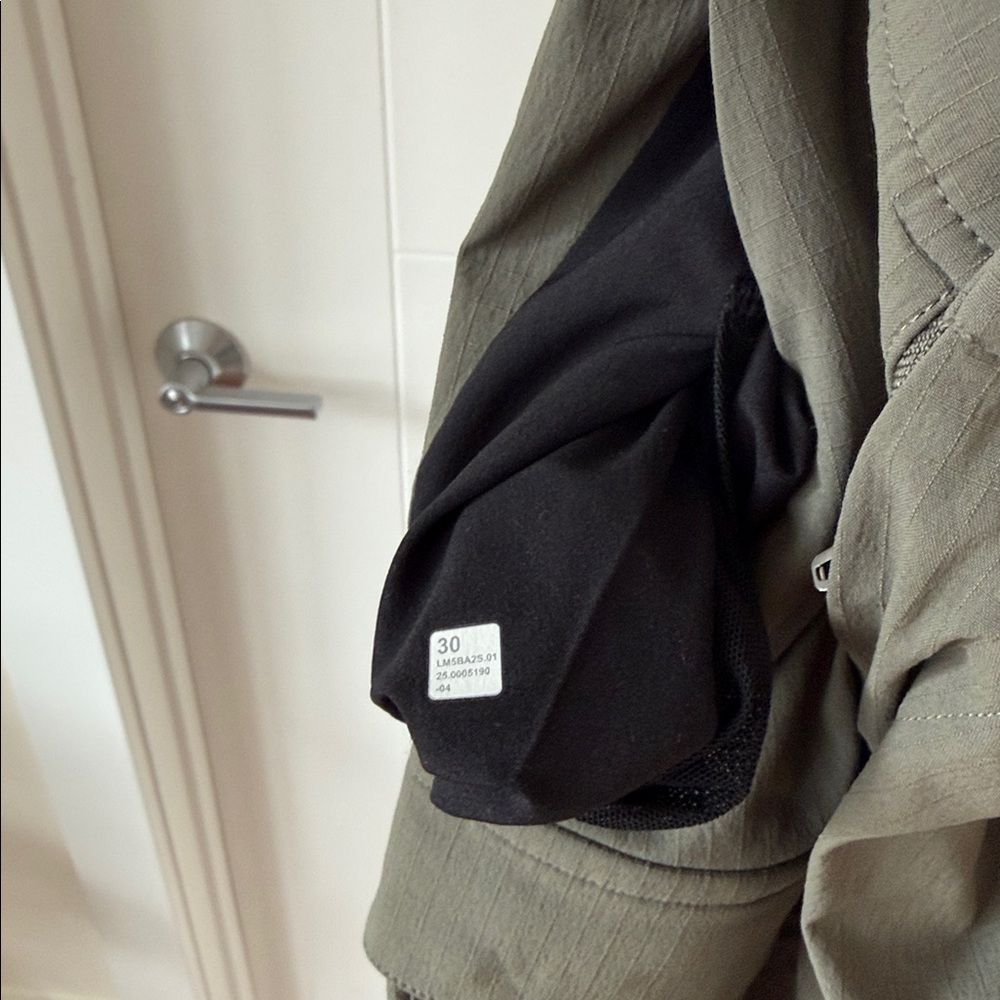 Lululemon ripstop cargo - size 30 - Picture 4 of 6